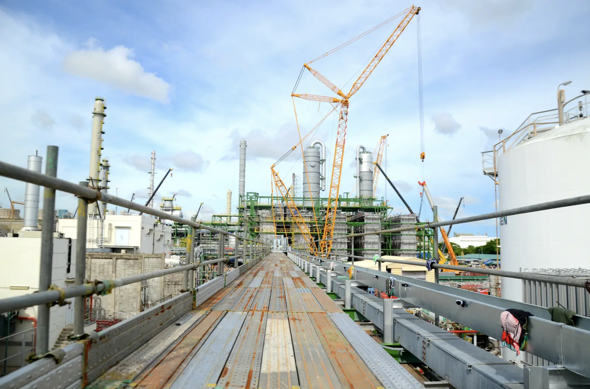 Scaffolding plate that is installed on the high ground during work in building construction site